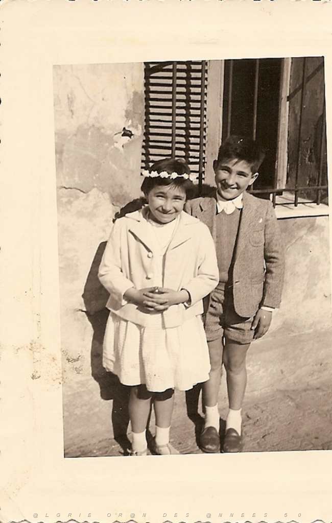 FRANCINE ET FRANCOIS DEVANT LA MAISON POUR LA PREMIERE COMMUNION.JPG